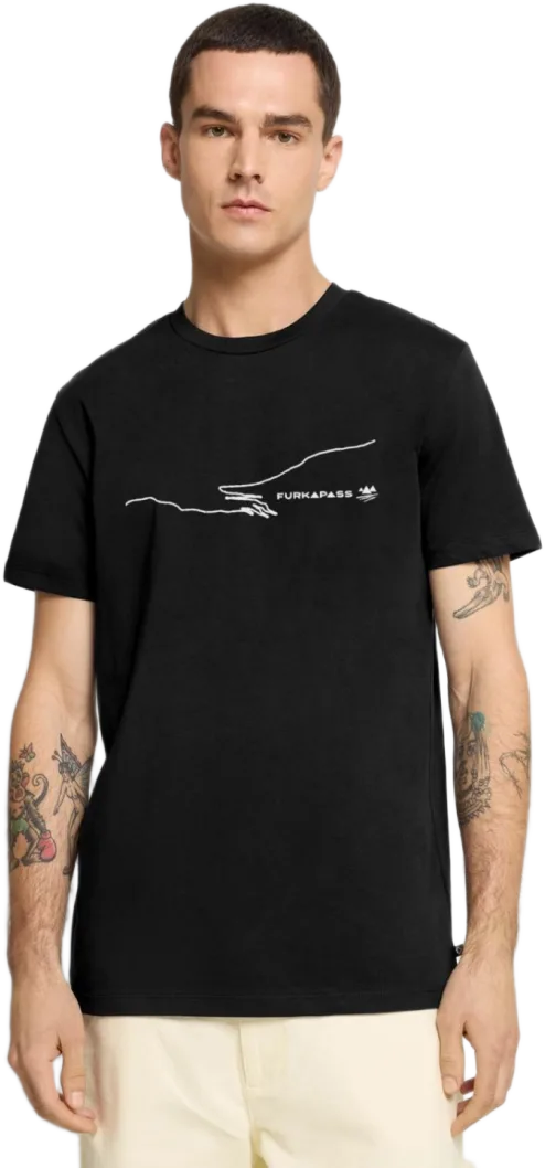 Model im Premium Bio T-Shirt mit dem Motiv Furkapass Straßenverlauf