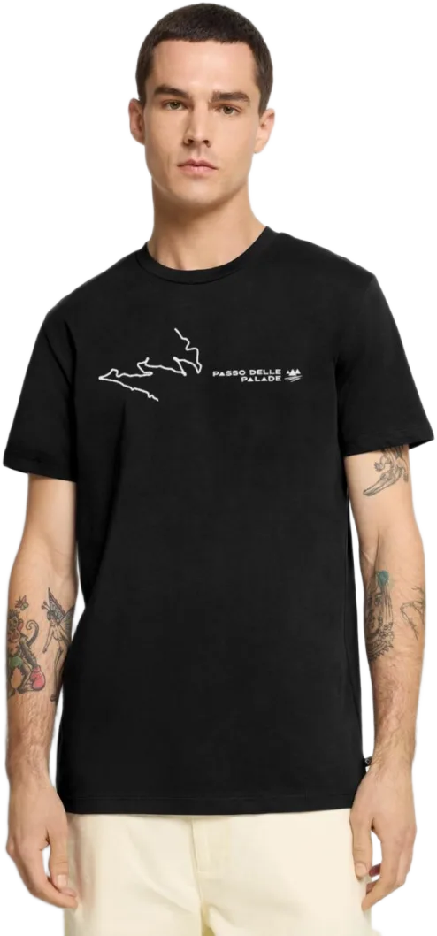 Model im Premium Bio T-Shirt mit dem Motiv Passo Mendola Straßenverlauf
