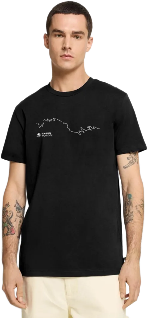 Model im Premium Bio T-Shirt mit dem Motiv Pordoijoch Straßenverlauf 33 Kehren