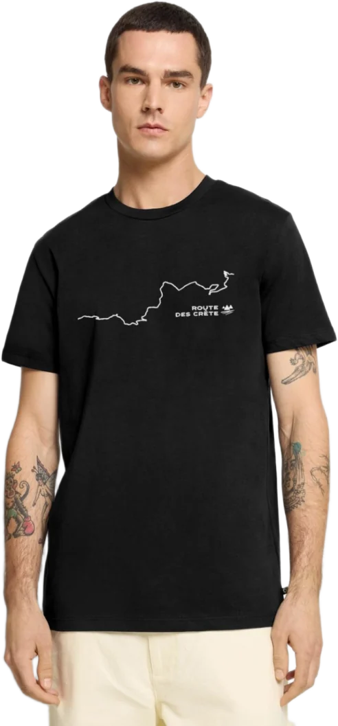 Model im Premium Bio T-Shirt mit dem Motiv Route des Crêtes Straßenverlauf