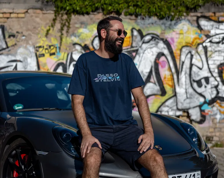 Koray Önal an seinem Sportwagen